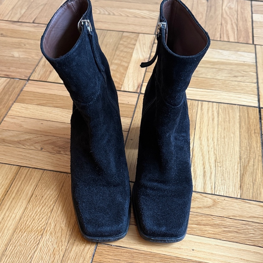 Aloha’s South Black Suede Heeled Boot